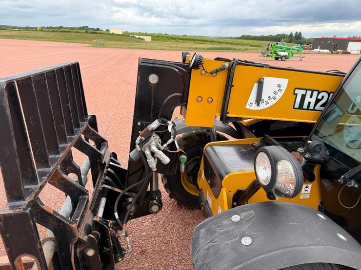 2021-caterpillar-th255c-image-22