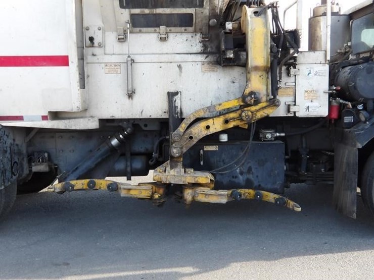 2019-peterbilt-520-image-10
