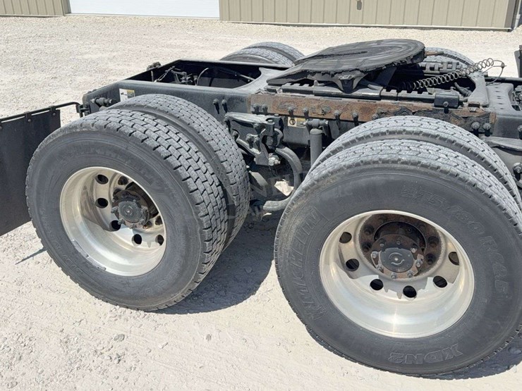 2020-peterbilt-579-image-25