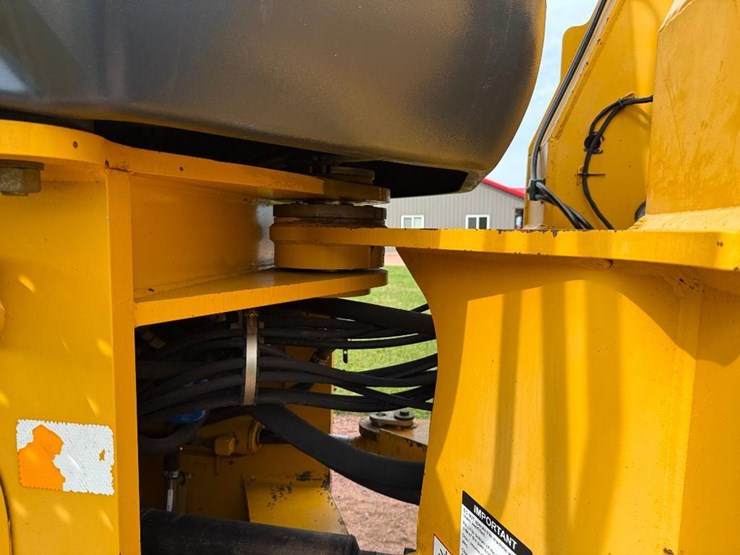 2005-deere-744j-image-33