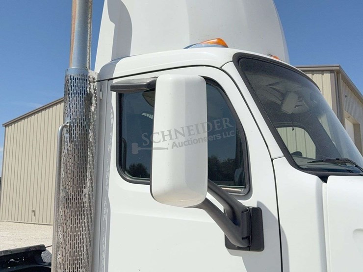 2018-peterbilt-579-image-15