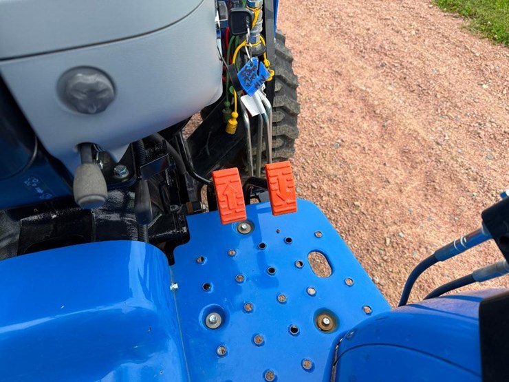 new-holland-workmaster-35-image-36