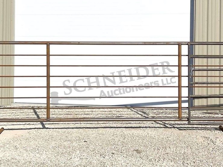 unused-24'-freestanding-corral-panel-w/-8'-gate-on-1-end-image-4