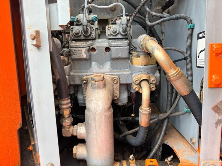 hitachi-zx225us-lc-image-43