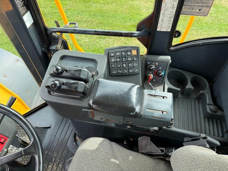 2005-deere-744j-image-48