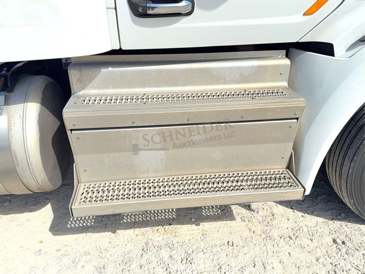 2020-peterbilt-579-image-16