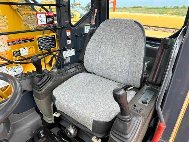 deere-210c-w-image-48