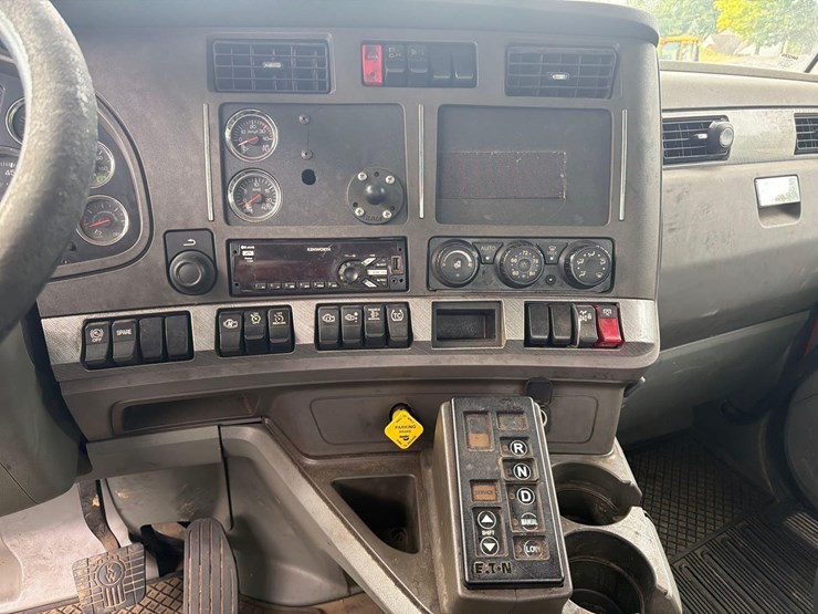 2017-kenworth-t880-image-25