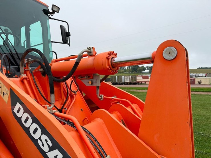 2017-doosan-dl250-5-image-36