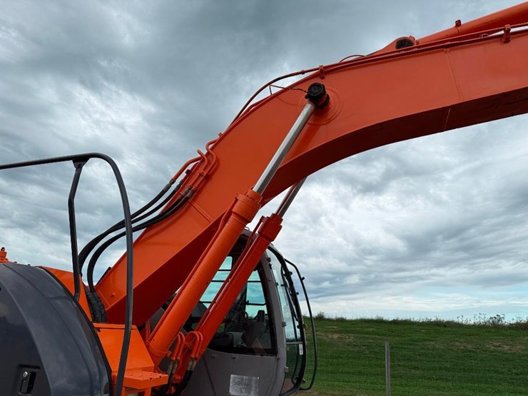 hitachi-zx225us-lc-image-29