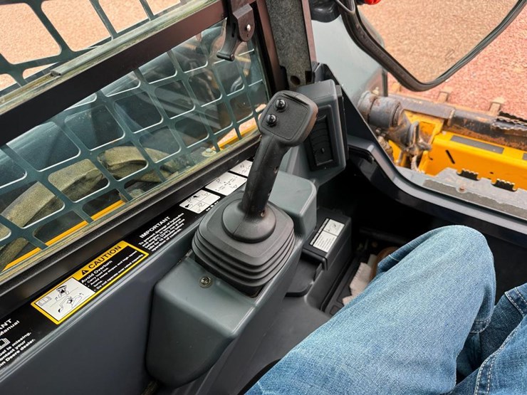 2020-deere-325g-image-34