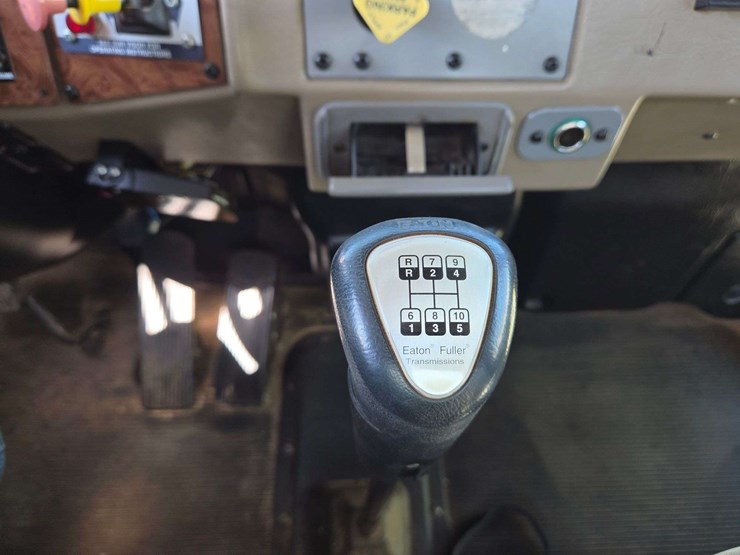 2006-peterbilt-335-image-56