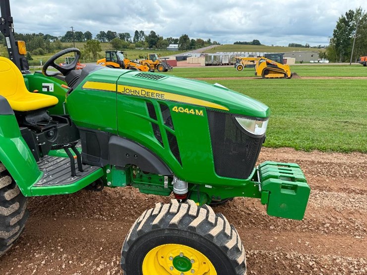 john-deere-4044m-image-19