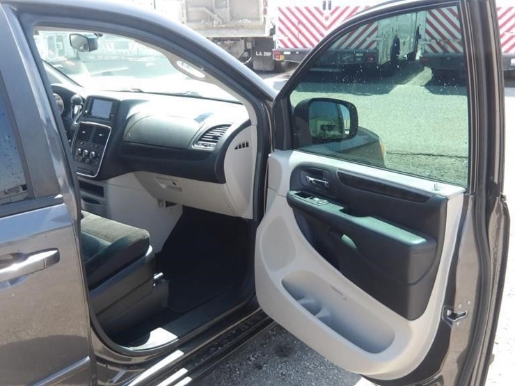 2017-dodge-grand-caravan-image-12