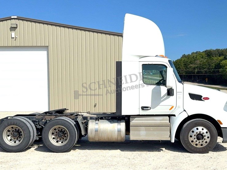 2020-peterbilt-579-image-3