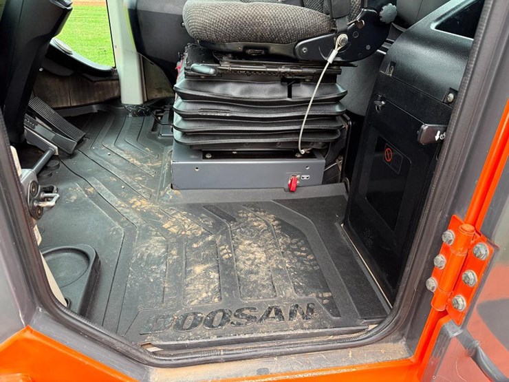 2017-doosan-dl250-5-image-46