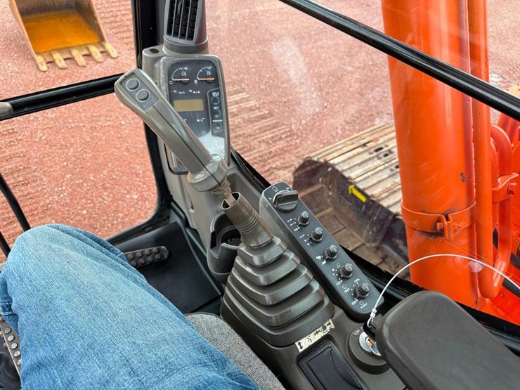 hitachi-zx225us-lc-image-50
