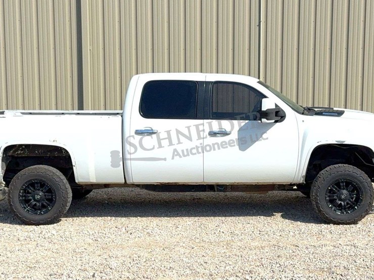 2011-chevrolet-2500hd-image-3