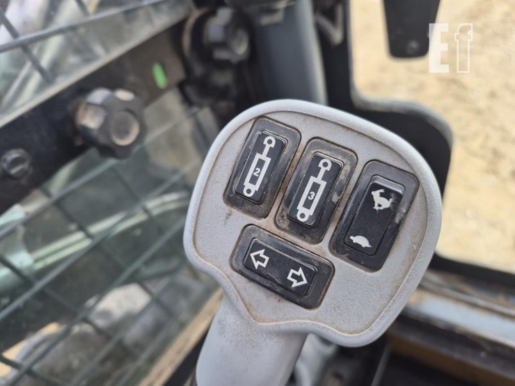 new-holland-l230-image-15