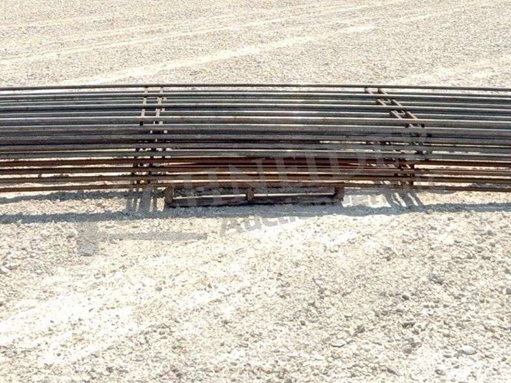 15--unused-4'x20'-continuous-steel-fence-panels-image-3