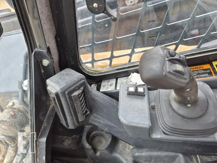 2020-deere-330g-image-12