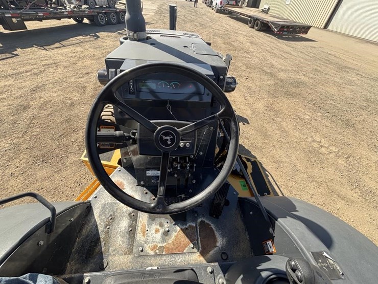2021-deere-210l-image-34