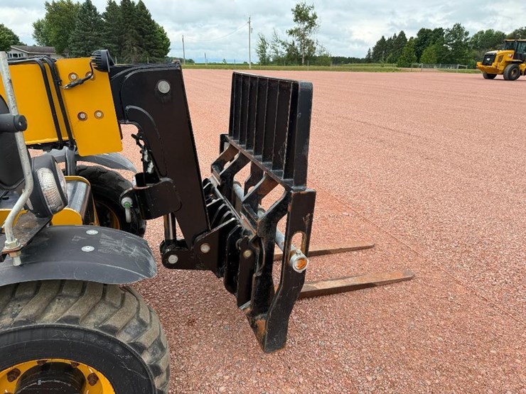 2021-caterpillar-th255c-image-16