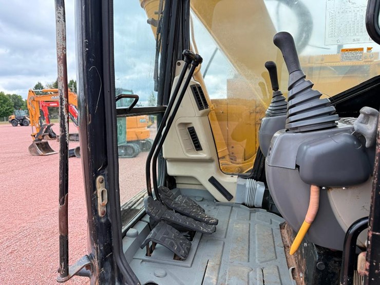 2004-caterpillar-314c-image-42