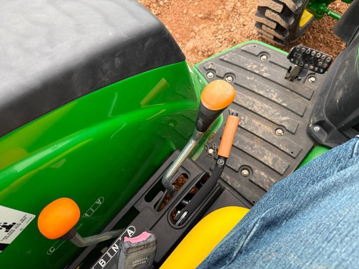 john-deere-4044m-image-36