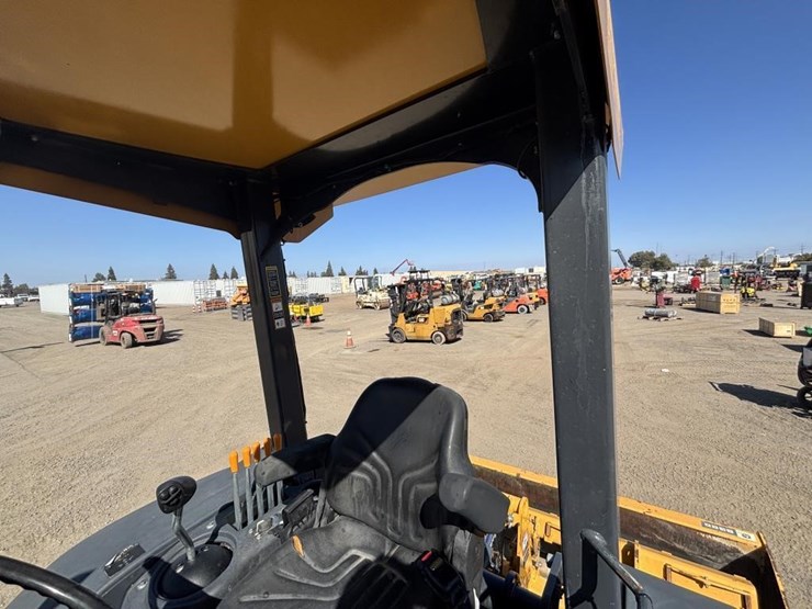 2021-deere-210l-image-45