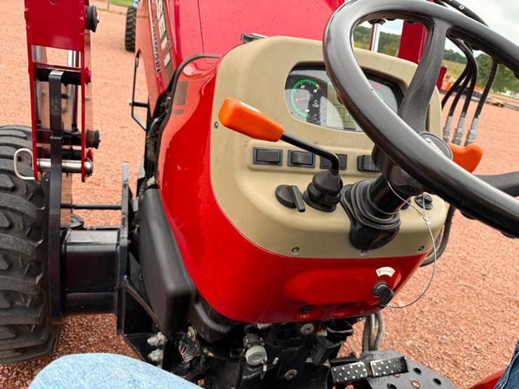 case-ih-farmall-50a-image-44
