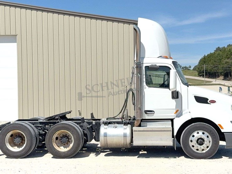 2018-peterbilt-579-image-3