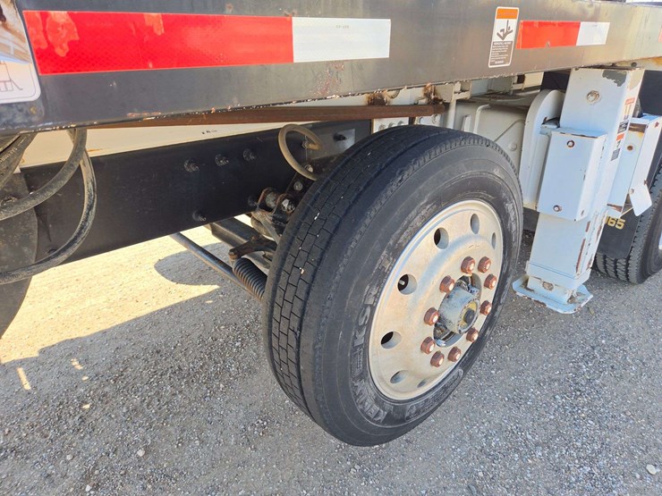 2006-peterbilt-335-image-37