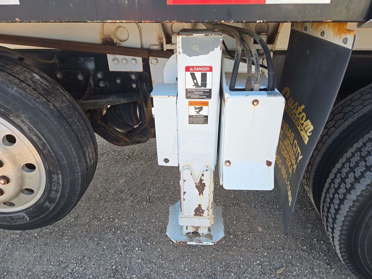 2006-peterbilt-335-image-39