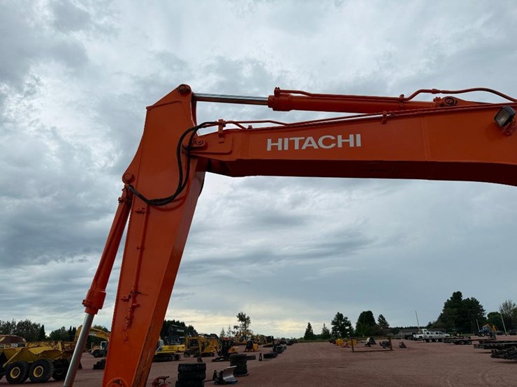 hitachi-zx225us-lc-image-35