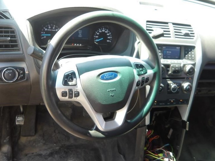 2015-ford-explorer-image-19