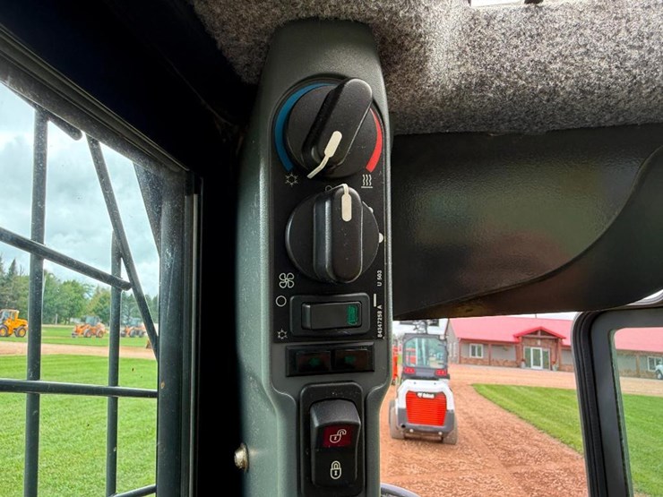 new-holland-c238-image-37