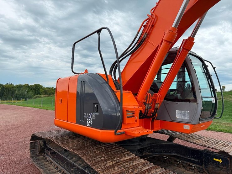 hitachi-zx225us-lc-image-20