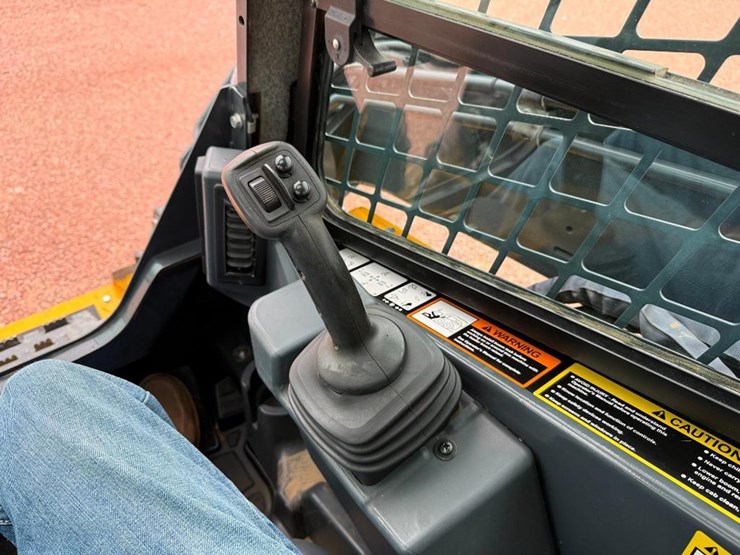 2022-deere-333g-image-31