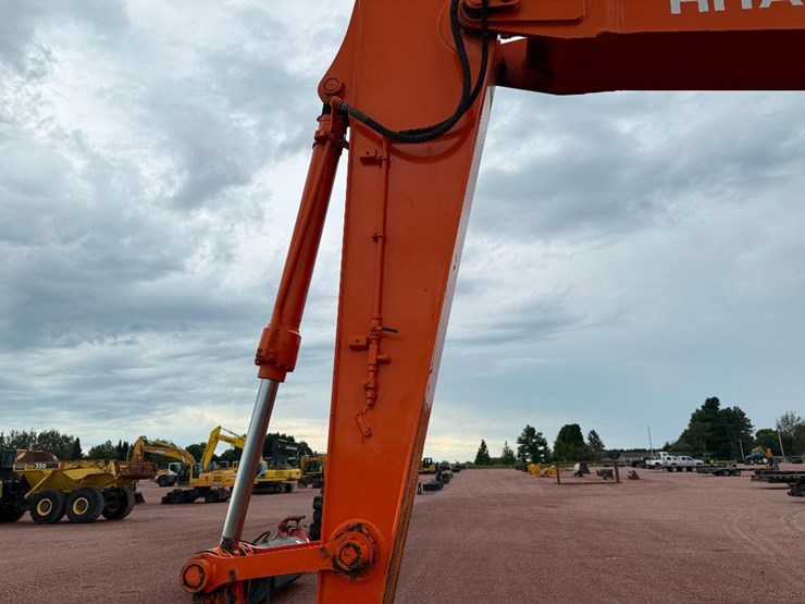 hitachi-zx225us-lc-image-36