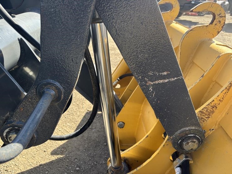 2021-deere-210l-image-13