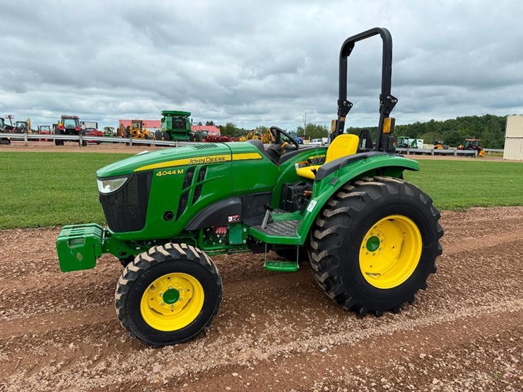 john-deere-4044m-image-1