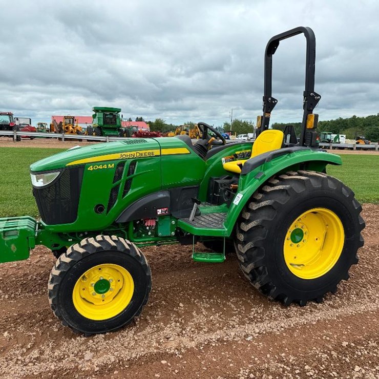 JOHN DEERE 4044M