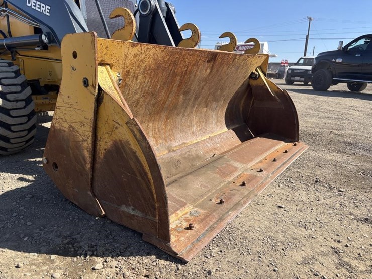 2021-deere-210l-image-11