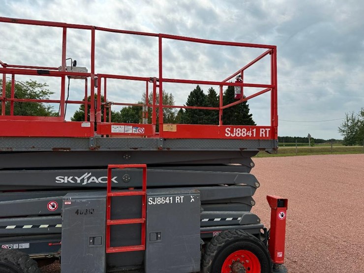 2017-skyjack-sj8841rt-image-12
