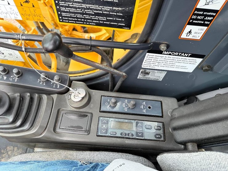 deere-210c-w-image-53