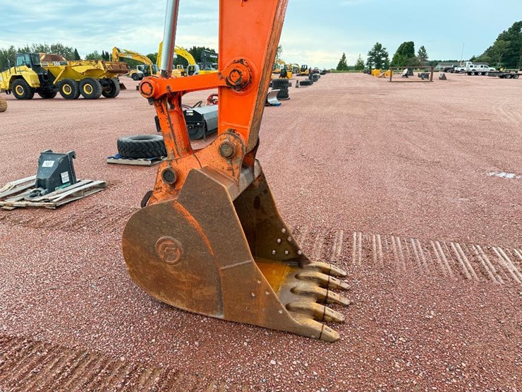 hitachi-zx225us-lc-image-37
