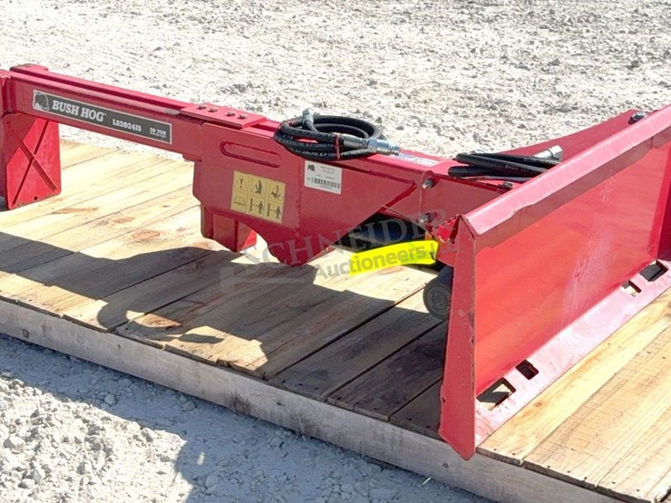 bush-hog-ls2024is-skid-steer-log-splitter-image-2