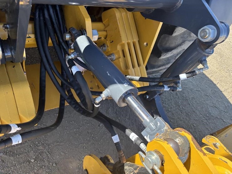 2021-deere-210l-image-24