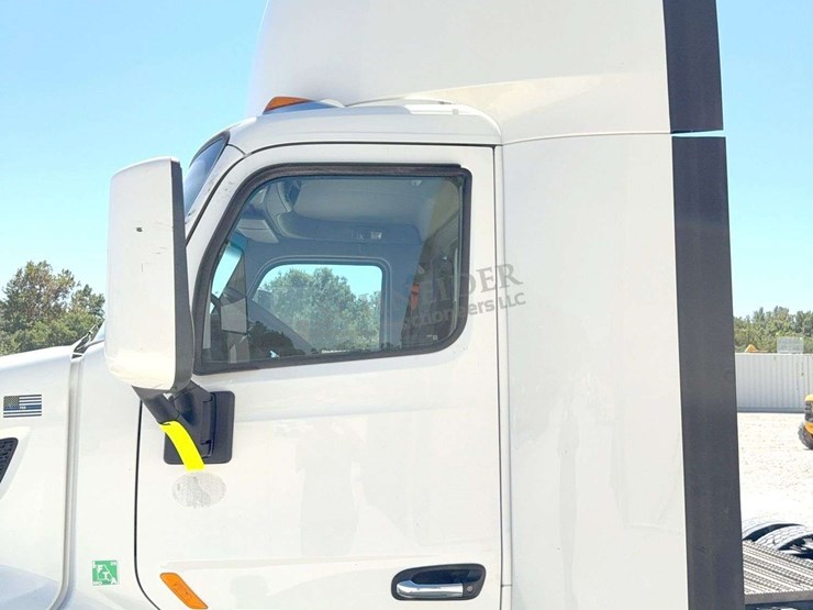 2020-peterbilt-579-image-45
